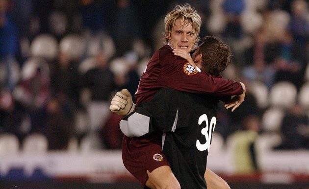 Obránce Sparty Praha Radoslav Kováč (vlevo) a brankář David Bičík oslavují vítězství po derby se Slavií, které se hrálo 14. března 2004 na Strahově.