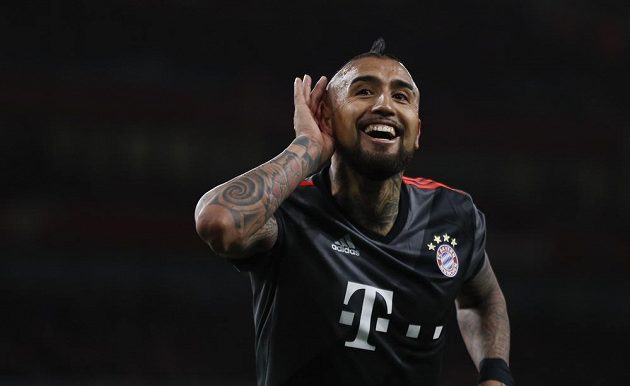 Arturo Vidal dal v závěru odvetného osmifinále Ligy mistrů dva góly do sítě Arsenalu a podtrhl vysokou výhru Bayernu. Náramně si to užíval.