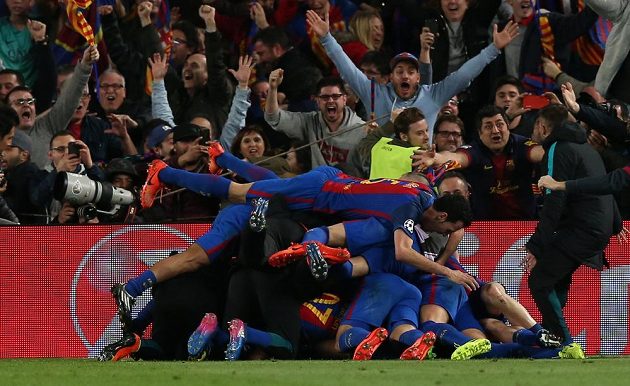 Zázrak dokonán! Fotbalisté Barcelony právě vstřelili šestý gól a slaví postupu přes PSG.