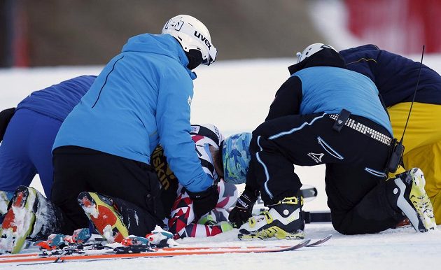 Lékaři ošetřují rakouského lyžaře Matthiase Mayera po pádu ve sjezdu ve Val Gardeně.