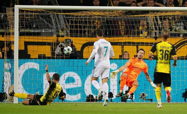 Cristiano Ronaldo dává vítězný gól Realu Madrid v souboji s Borussií Dortmund.