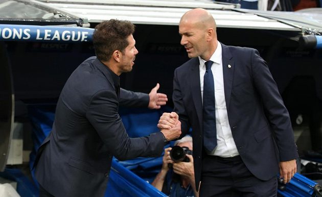 Trenér Atlétika Madrid Diego Simeone a kouč Realu Madrid Zinedine Zidane během prvního semifinále fotbalové Ligy mistrů.
