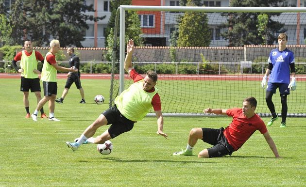 Fotbalisté Mladé Boleslavi zahájili přípravu na sezónou. Na snímku bojují o míč Adam Jánoš (vlevo) a Lukáš Železník.