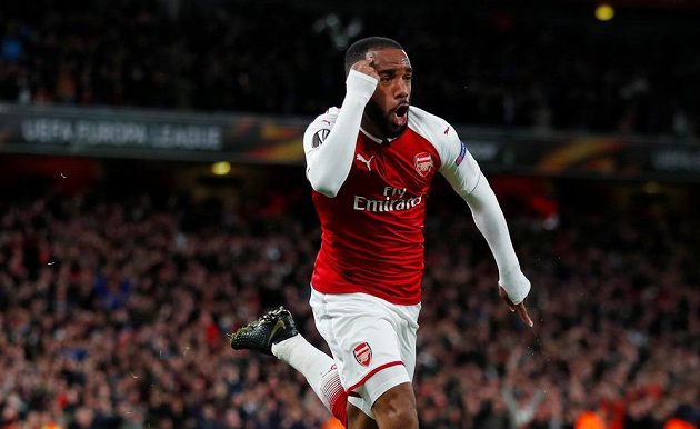 Fotbalista Arsenalu Alexandre Lacazette slaví gól v síti Atlétika Madrid v semifinále Evropské ligy.
