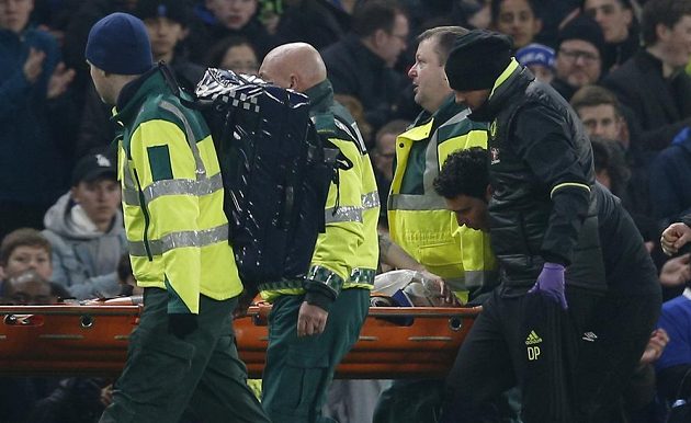 Chvilka hrůzy na Stamford Bridge. Ryan Mason z Hullu po srážce s Cahillem opustil hřiště na nosítkách a s kyslíkovou maskou.