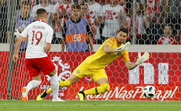 Polský fotbalový reprezentant Piotr Zielinski střílí druhý gól svého týmu do sítě Chile.