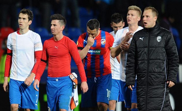 Fotbalisté Viktorie Plzeň (zleva): Tomáš Hořava, Milan Petržela, Pavel Horváth, Václav Procházka a Daniel Kolář po utkání Evropské ligy se Šachtarem Doněck.
