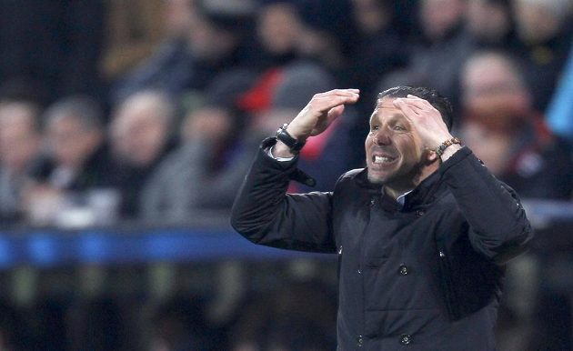 Kouč Atlétika Diego Simeone gestikuluje během osmifinále Ligy mistrů proti Leverkusenu.