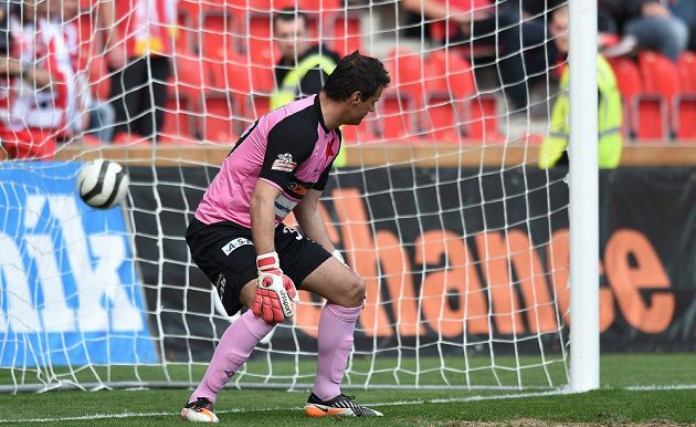 Brankář Slavie Praha Radek Černý po obdrženém gólu od plzeňského Jana Kovaříka.