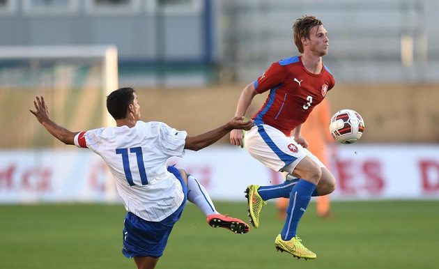 Český obránce Tomáš Kalas (vpravo) zpracovává míč před Italem Alessiem Vitem.