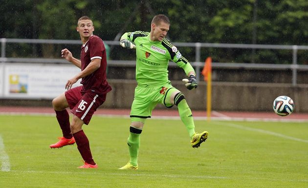 V minulé sezóně spoluhráči, teď soupeři. V souboji sparťan Pavel Kadeřábek a Tomáš Vaclík, nyní brankář Basileje.