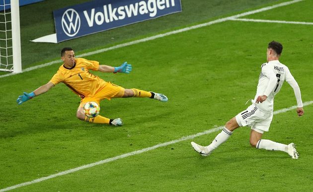 Německý fotbalista Kai Havertz (R) střílí gól do sítě Argentiny během přátelského utkání, které skončilo nerozhodně 2:2.