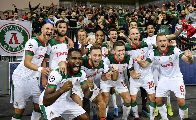 Radost hráčů Lokomotivu po utkání v Leverkusenu. Benedikt Höwedes zcela vlevo.