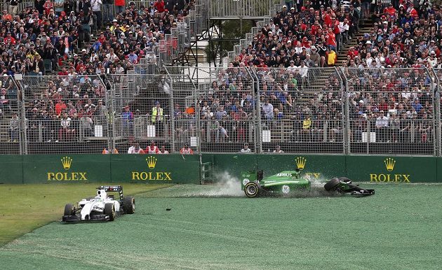Japonec Kobajaši ze stáje Caterham (vpravo) se ocitl mimo trať po kolizi s williamsem Felipeho Massy.