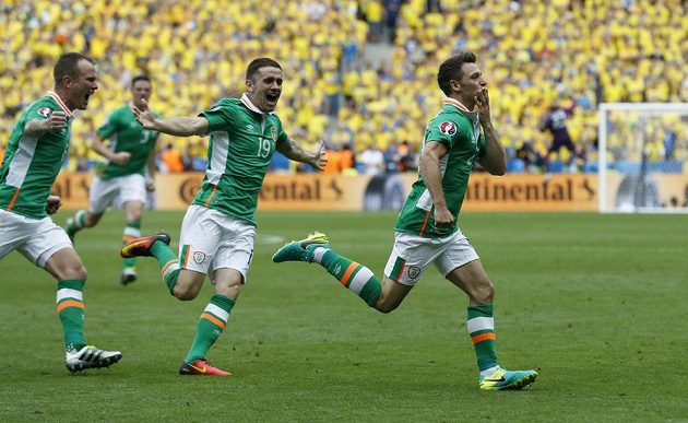Ir Wes Hoolahan (vpravo) slaví se svými spoluhráči gól, který vstřelil Švédsku.