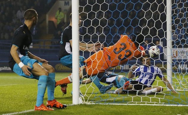 Sam Hutchinson střílí třetí gól Sheffieldu Wednesday v pohárovém utkání proti Arsenalu. Brankář Petr Čech míč vytlačit nestačil.