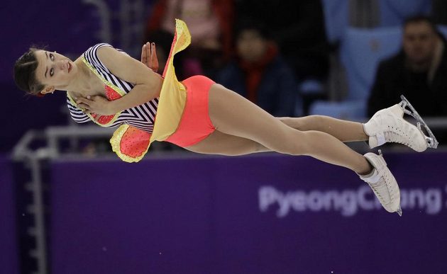 Anna Dušková letí vzduchem během volné jízdy na OH v Pchjongčchangu. Její kolega ve sportovní dvojici Martin Bidař na ni čeká s otevřenou náručí.