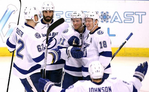 Ondřej Palát (18) z Tampy jásá po gólu proti Floridě, na snímku jsou dále Brayden Point (21), Andrej Šustr (62), Jason Garrison (5) a Tyler Johnson (9).