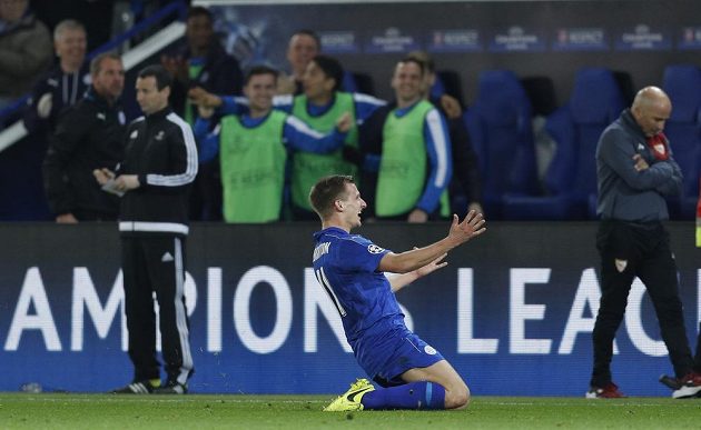 Fotbalista Leicesteru City Marc Albrighton si vychutnáváradost z gólu proti Seville.
