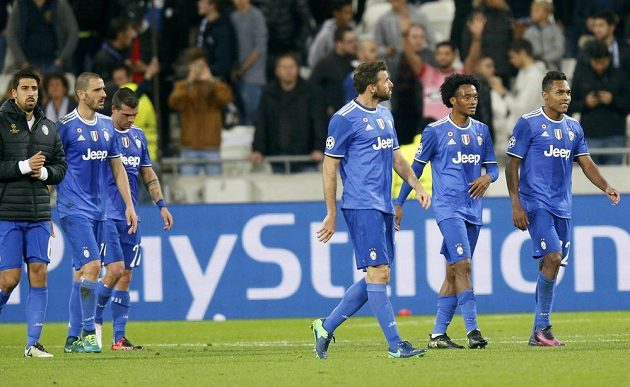 Fotbalisté Juventusu Turín slaví vítězství na hřišti Lyonu. Druhý zprava střelec jediného gólu Juan Cuadrado.