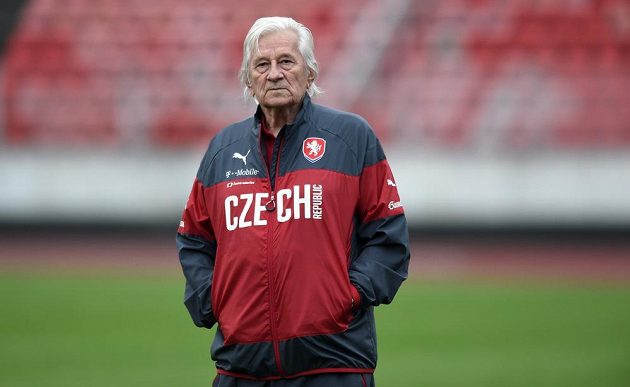 Poradce trenéra Pavla Vrby Karel Brückner na tréninku fotbalové reprezentace před zápasy kvalifikace ME 2016 v Turecku a Kazachstánu.