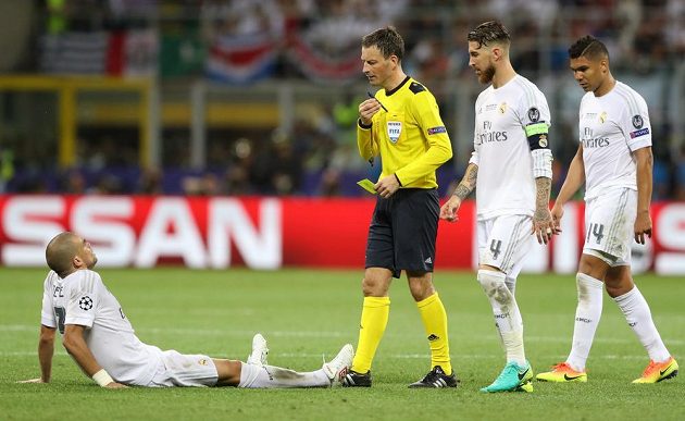 Anglický sudí Mark Clattenburg ocenil Pepeho simulování ve finále Ligy mistrů žlutou kartou.