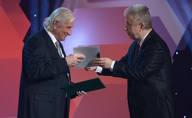 Karel Brückner (vlevo) a houslový virtuoz Jaroslav Svěcený během vyhlášení ankety Fotbalista roku 2013.