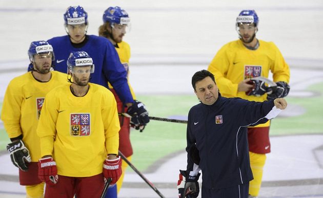 Milan Gulaš (vlevo), Martin Růžička (vpředu vlevo), Lukáš Kovář (v modrém), Lukáš Kašpar (vzadu vlevo), Michal Vondrka (vzadu vpravo) a hlavní trenér Vladimír Růžička na čtvrtečním tréninku.