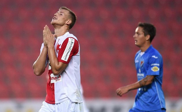 Slávistický útočník Bekim Balaj (vlevo) po neproměněné šanci v duelu s Baníkem Ostrava.