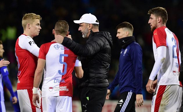 Fotbalisté Slavie Michal Frydrych, Vladimír Coufal a trenér Jindřich Trpišovský po utkání v Olomouci.