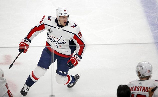 Český hokejový útočník Jakub Vrána se raduje z gólu Washingtonu proti Vegas. Tým Capitals vyhrál a získal Stanley Cup.