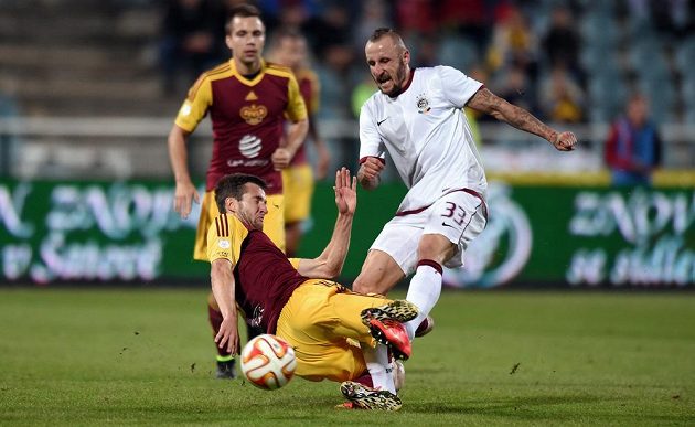 Záložník Dukly Praha Marek Hanousek (vlevo) a středopolař pražské Sparty Michal Breznaník v utkání 5. kola Synot ligy.