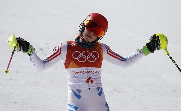 Rozpačité gesto Mikaely Shiffrinové. Americká favoritka skončila ve slalomu senzačně bez medaile.