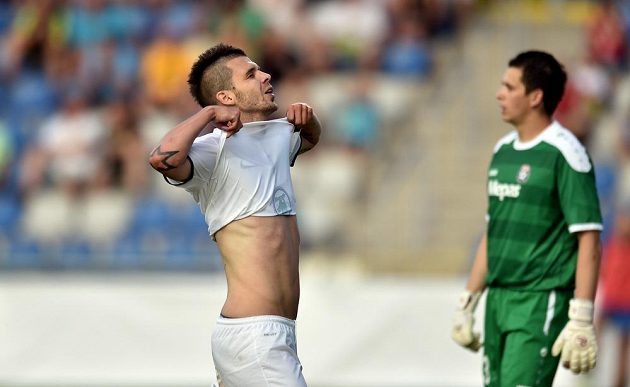 Zklamaný mladoboleslavský útočník Michal Ďuriš (vlevo) po zmařené šanci proti Širokému Brijegu. Vpravo je brankář bosenského celku Antonio Soldo.