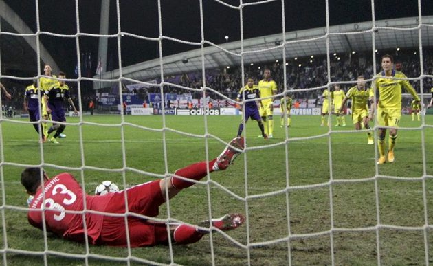 Brankář Mariboru Jasmin Handanovič chytá střelu z pokutového kopu Edena Hazarda (vpravo) z Chelsea.