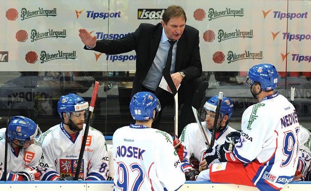 Trenér české hokejové reprezentace Alois Hadamczik udílí pokyny během zápasu s Finskem.