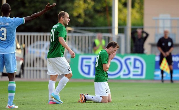Zklamaný jablonecký záložník Ondřej Vaněk (vpravo) po neproměněné šanci s Betisem Sevilla. Vedle něj stojí útočník Michal Hubník.