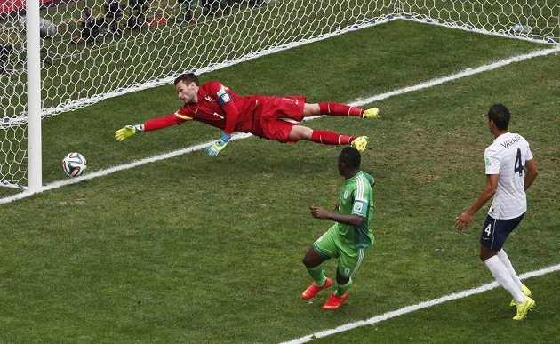 Nigerijský útočník Emmanuel Emenike (uprostřed) sice prostřelil francouzského brankáře Huga Llorise, ale gól nebyl kvůli spornému ofsajdu uznán.