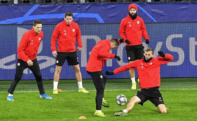 Fotbalisté Slavie trénují před úterním zápasem fotbalové Ligy mistrů v Dortmundu.