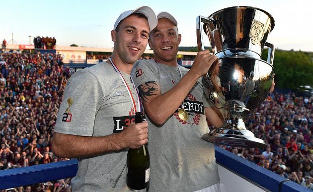 Fotbalisté Sparty Praha Josef Hušbauer (vlevo) a Roman Bednář s pohárem pro mistra ligy.