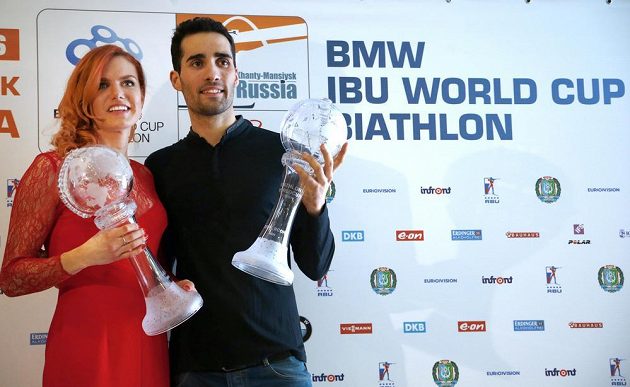 Gabriela Soukalová a Martin Fourcade, celkoví vítězové SP v biatlonu 2015/2016.