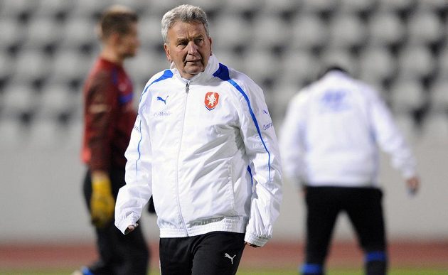 Trenér Josef Pešice během tréninku české fotbalové reprezentace před přátelským utkáním s Kanadou.
