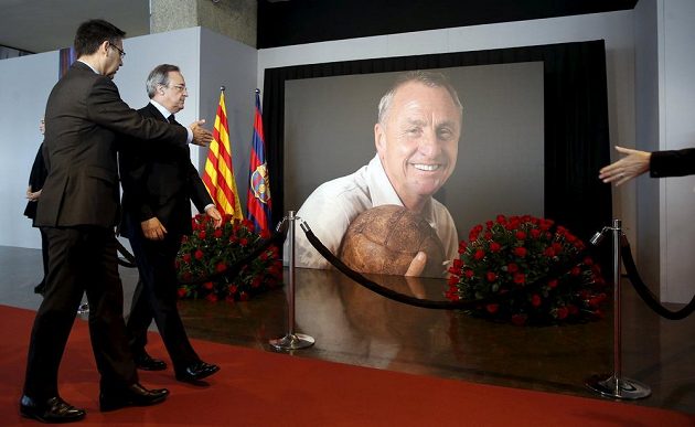 Prezident Barcelony Josep Maria Bartomeu (vlevo) a jeho protějšek Florentino Pérez z Realu Madrid.