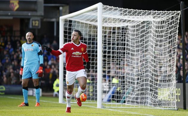 Záložník Manchesteru United Memphis Depay (vpravo) slaví gól na hřišti Watfordu v zápase 13. kola Premier League.