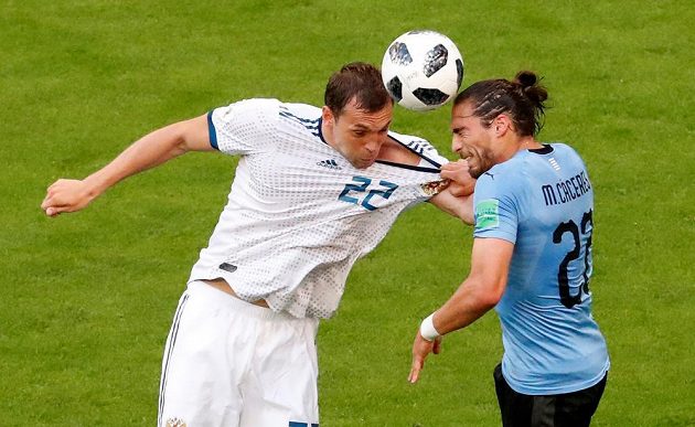 Uruguayec Martin Cáceres (vpravo) ruského kanonýra Arťoma Dzjubu pečlivě střežil.