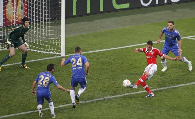 Perná chvíle pro gólmana Chelsea Petra Čecha. Rodrigo Machado z Benfiky střílí z malého vápna ve finále Evropské ligy.