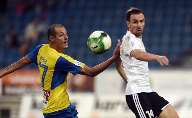 Teplický Tomáš Kučera odehrává míč před dotírajícím Janem Moravcem z Karviné v utkání 11. kola HET ligy.