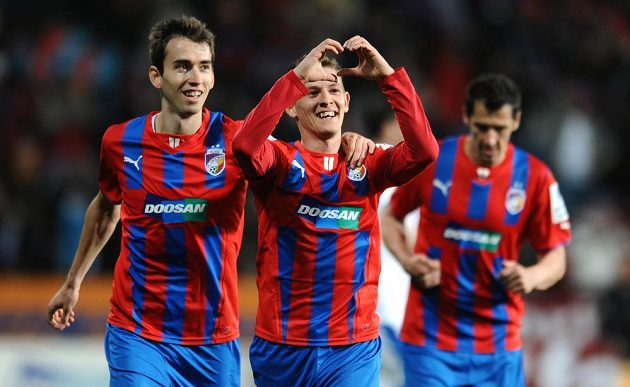 Fotbalisté Plzně Tomáš Hořava (vlevo) a Patrik Hrošovský oslavují čtvrtý gól Viktorie v duelu s Libercem. V pozadí je stoper Marián Čišovský.