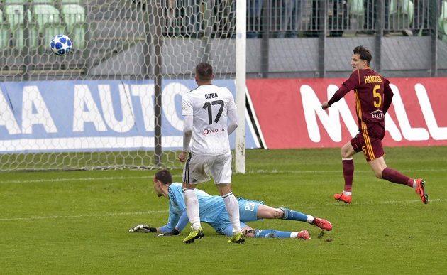 Karvinský David Guba překonává Matúše Hrušku v brance pražského týmu. Vpravo přihlíží Marek Hanousek z Dukly.
