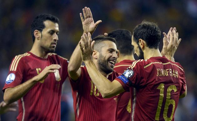 Španělští fotbalisté Sergio Busquets, Jordi Alba a Juanfran se radují z výhry 4:0 nad Lucemburskem.